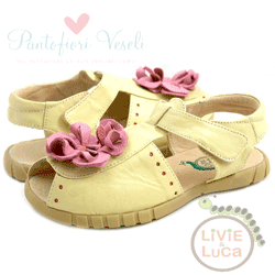 Sandale galbene din piele pentru fete si fetite accesorizate cu floricica