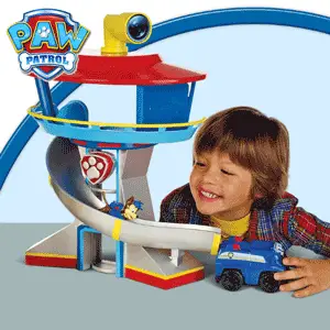 Set de joaca, replica sediului Paw Patrol prezentat in fiecare episod al serialului. Setul de jucarii Paw Patrol contine playset-ul, figurina articulate Chase, masina de Politie. Catelusul Paw Patrol poate urca folosind liftul functional pentru a primi ordine si cobori pe tobogan pentru a intra in actiune.